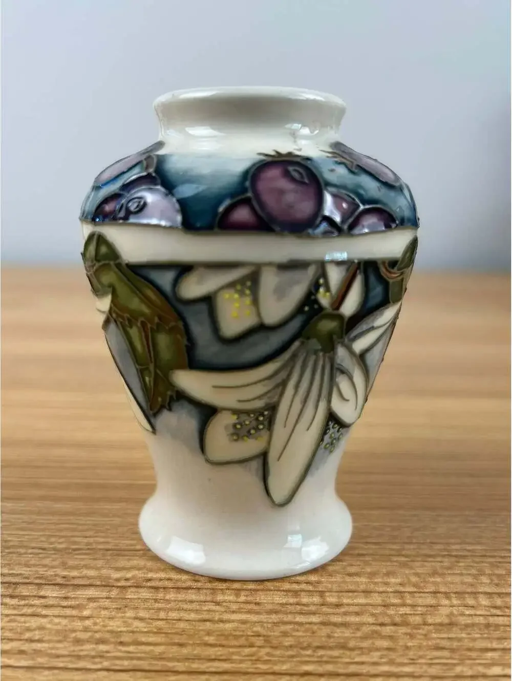 MOORCROFT ART POTTERY JUNEBERRY PATTERN BY ANJI DAVENPORT 22/3 VASE
